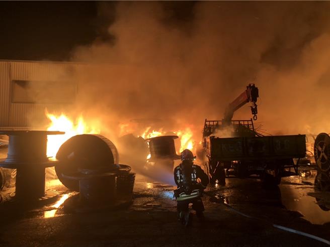 台中市乌日区溪南路1处工厂27日凌晨3点44分传出火警，工厂因不明原因起火，厂外空地大量电缆燃烧，整片工厂被熊熊列火吞噬，陷入火海。（台中市消防局提供／潘虹恩台中传真）