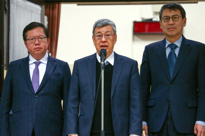 行政院长陈建仁（中）27日赴立法院施政报告及备询，会前接受媒体访问。（邓博仁摄）