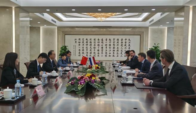 大陆副外长邓励26日与荷兰外交部政治总司长德温克在北京举行新一轮中荷政治磋商。（翻摄自大陆外交部）
