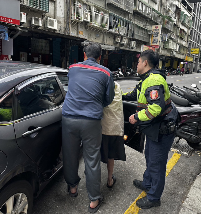 家属将老翁接回。（图 / 刘咏韵翻摄）