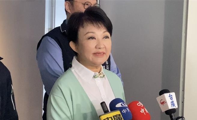 針對台糖豬肉驗出瘦肉精風波，行政院副院長鄭文燦公開邀台中市長盧秀燕吃酸菜白肉鍋，雙方都有意一起吃鍋，挺台灣豬肉。盧秀燕27日表示，此事發酵，引發台中多家業者自薦承辦、市民關心。（陳淑芬攝）