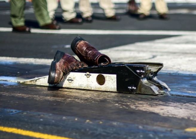 美国海军航母上有「射靴」（boot shoot）的奇特仪式。（五角大厦国防视觉资讯发布服务单位/DVIDS）