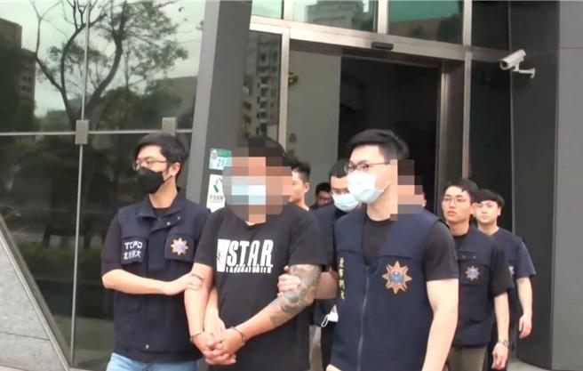 弘仁會成員押人凌虐遭警方逮捕。（翻攝畫面）