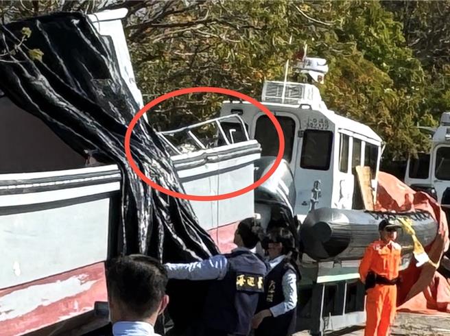 金门事件争议至今未解，图为先前照片，可见该陆船左侧船尾上之栏杆明显变形，很有可能就是事发当时的撞击处。（本报资料照片）