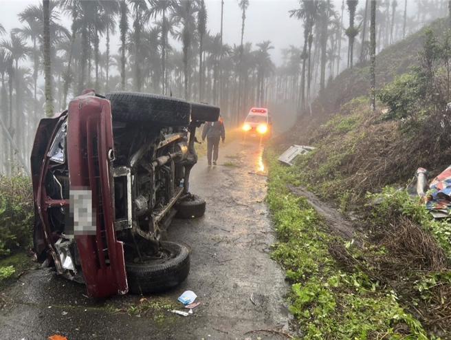 楊姓巡山員駕駛的吉普車側翻垂直立於路面，車頂掀飛，車內物品、零件四散。（讀者提供／蕭嘉蕙台東傳真）