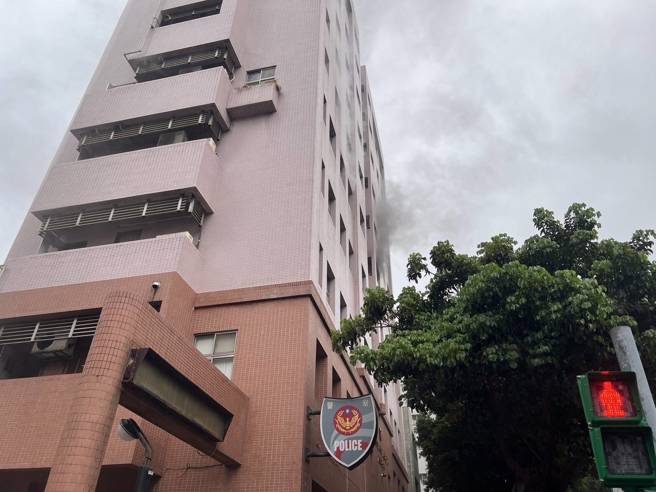 北市兰雅派出所火警！「5楼宿舍」猛窜黑烟，大批员警急逃。(叶庭欣/翻摄)