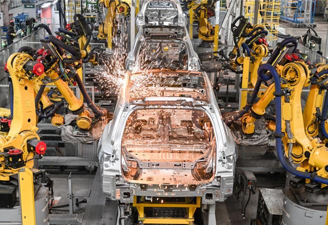 北大國發院經濟學教授姚洋接受陸媒專訪表示，當前經濟復甦挑戰有兩點，一是房地產，其次是地方債問題。（摘自新華社）