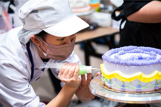 新北市劳工局举办的「2024新北市技能竞赛」，27日中午12时起开放线上报名，至3月25日或额满为止。竞赛分为「翻糖蛋糕」、「奶油蛋糕创意装饰」，图为奶油蛋糕创意装饰竞赛。（新北市劳工局提供）