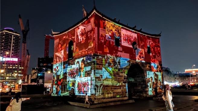 台北燈節北門展區「北門映像」光雕秀包含7種主題光影，民眾可透過QR code互動投影新年願望。（台北市觀傳局提供／蔡佩珈台北傳真）
