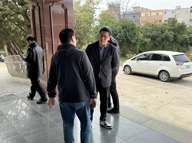 金门县长秘书王中圣今到陆方下塌的陆岛酒店关心，带他们去採购生活必需品。（于家麒摄）