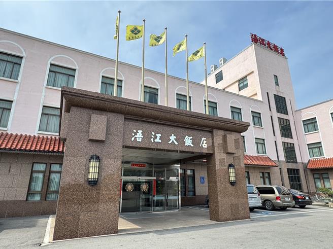 海巡副署长许静芝等谈判代表今日上午均从下榻饭店退房返台。据透露，海巡向饭店人员称「事情解决了，但要保留点顏面」。（于家麒摄）