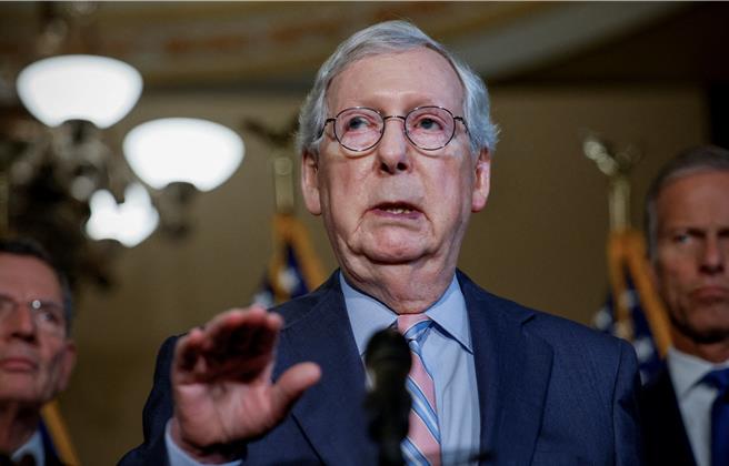 《紐約時報》27日指出，川普團隊正與麥康奈的首席顧問展開秘密接觸，希望取得麥康奈這號共和黨重量級人物支持。（路透社）