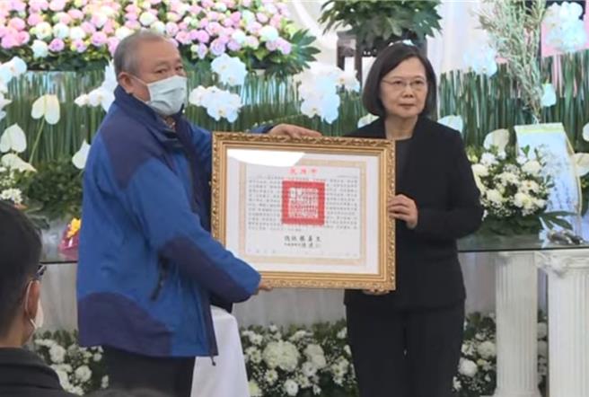 民进党不分区立委被提名人、罕病人权律师陈俊翰告别式27日上午举办，蔡英文总统特别颁赠家属褒扬令，感谢陈俊翰对台湾的贡献，场面哀戚庄严。（民进党中央党部提供／陈育贤新竹传真）