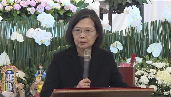 民进党不分区立委被提名人、罕病人权律师陈俊翰告别式27日上午举办，蔡英文总统前来致哀，并感谢陈俊翰对台湾的贡献，场面哀戚庄严。（民进党中央党部提供／陈育贤新竹传真）