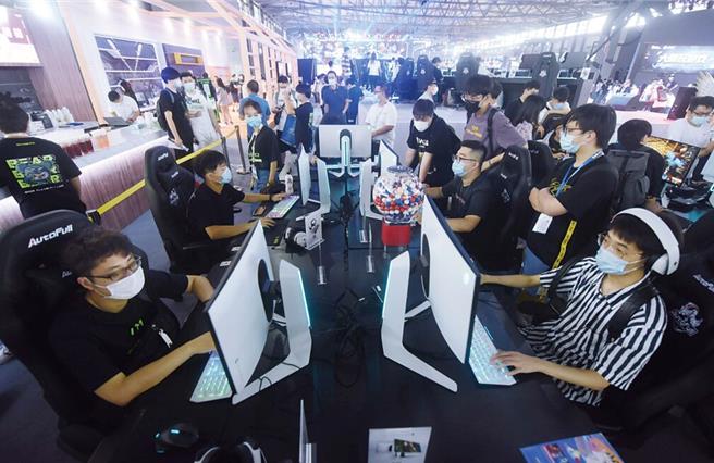 面对网路时代影响，大陆媒体近日调查，有超过一半以上的青年自认「词穷」，觉得在语言文字的表达能力都有下降、词汇量匮乏。（新华社）