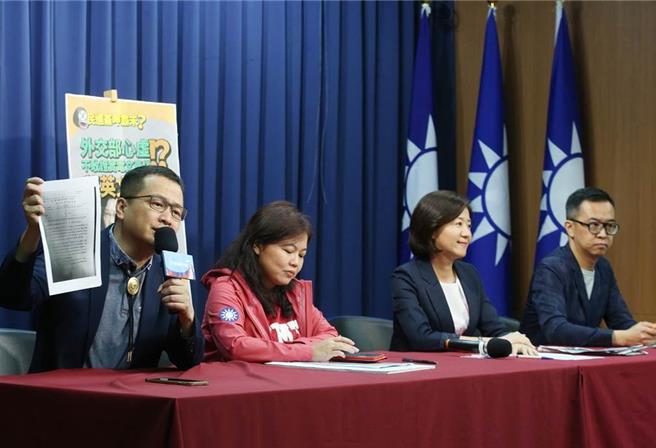 国民党王育敏（右二）、黄子哲（右）、罗智强（左起）及游淑慧，举行记者会爆料苏嘉全叔侄透过国营事业谋取私利，遭苏提告求偿200万元。(本报资料照片)