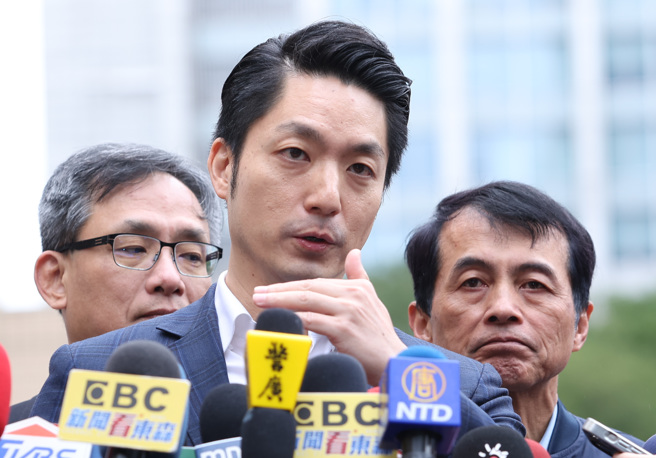 台北市長蔣萬安（圖）出席27日舉行「北市減碳綠運輸 騎YouBike前30分鐘免費」記者會，會前受訪針對前台北市長柯文哲怒轟，蔣萬安走回頭路，表示為了讓台北市達到低碳永續，所以恢復Youbike前30分鐘免費，鼓勵大家騎乘YouBike，至於可能會無車可借的疑慮，他認為碰到問題就是要克服，不能因噎廢食。（陳俊吉攝）