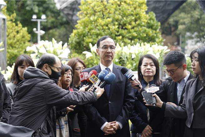 国民党主席朱立伦今前往二二八和平纪念公园献花致意。（文传会提供）