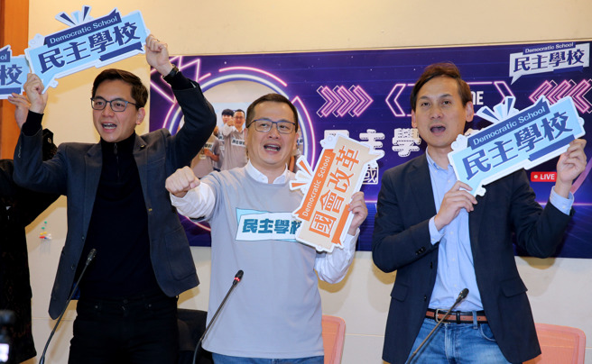 國民黨立委葉元之（右起）、羅智強、牛煦庭27日宣布開設「民主學校」第4期課程，公開講師陣容，預計招收30名青年，號召有志於國會改革的青年一同報名響應。（黃世麒攝）