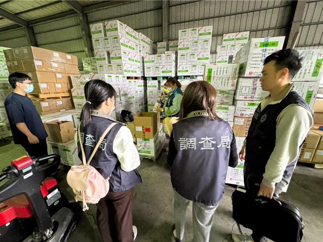 云林地检署指挥调查局云林县调查站、云林县警察局及云林县卫生局人员26日前往济生股份有限公司搜索。（云林地检署提供）