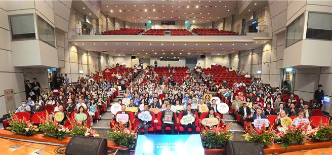 客家委員會為彰顯保護母語的重要，於世界母語日舉辦「2024世界母語日客語績優表揚典禮暨客語教學論壇」，高雄市政府客家事務委員會獲推動客語為通行語成效評核成績佳等。（高雄市政府客家委員會提供／林雅惠傳真）