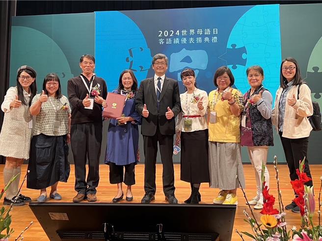 高雄市政府與美濃、杉林、六龜及甲仙等4區以客語為通行語區之區公所、客委會主委楊瑞霞（右四）及在地教師上台領獎。（高雄市政府客家委員會提供／林雅惠傳真）