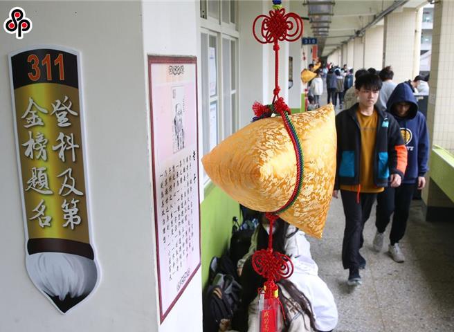 根據《高級中等教育法》規定，學校應邀請學生出席「與學業、生活輔導、獎懲有關規章研訂或影響其畢業條件之會議」。民進黨台北市議員何孟樺27日揭露，北市68所高中職中，有11所未邀請學生參與校內會議。（本報資料照片）