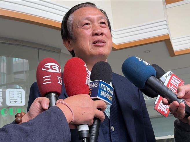 台中市将标售13、14期重划区抵费地，内政部长林右昌27日呼吁，最好能将土地用来兴建社宅。不过，乡林集团董事长、全国商总主席赖正镒说，13、14期土地成本高，可能不大容易，建议另觅地点兴建。（潘虹恩摄）