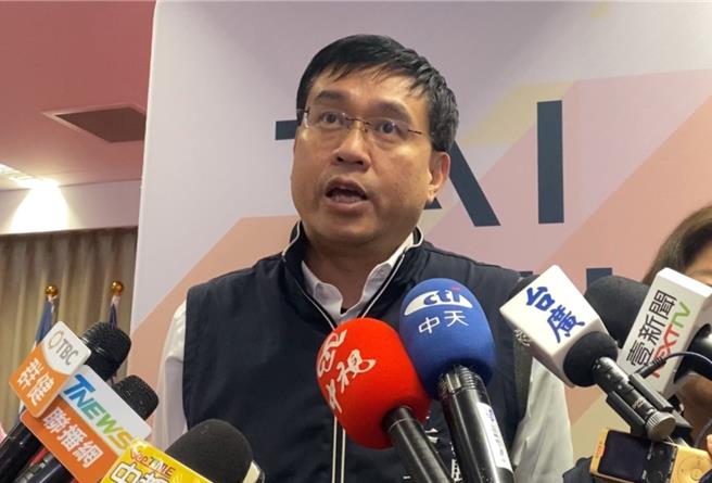 台中市府将标售13、14期重划区抵费地，内政部长林右昌公开喊话，希望暂缓标售，作为社宅用地。台中市都发局长李正伟回应指出，台中市建社宅已完工及施工中已超过7000户，不仅达到中央所订目标，而且超标、超前。（陈淑芬摄）