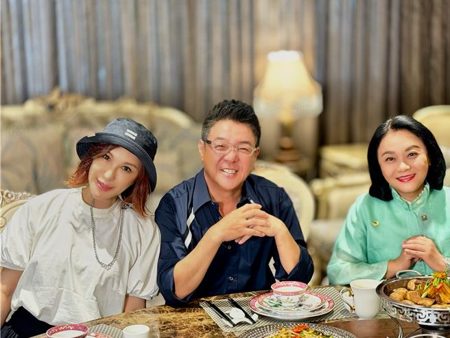 利菁（左起）在馬六甲與姜育恆、拿督好友見面。（三立提供）