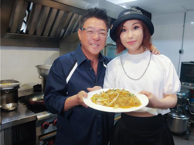 姜育恆（左）為了利菁親自下廚。（三立提供）