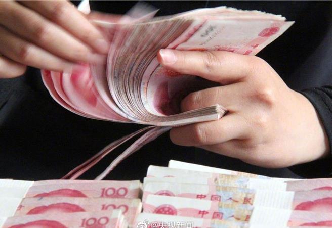 大陆存款利率持续下降，但民眾仍恐慌式储蓄。（图／央视新闻）