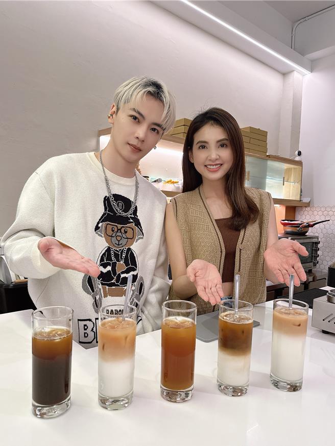 古曜威（左）与韦汝摇饮料给客人喝。（此拾此客提供）