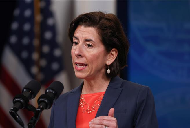 美国商务部长雷蒙多（Gina Raimondo）表示，她相信制造先进晶片的完整硅供应链，包括对人工智慧（AI）至关重要的技术都可设在美国。（路透）