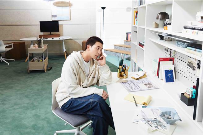 RM在广告中不停思考与创作，展现创作者真实面貌。（iloom提供）