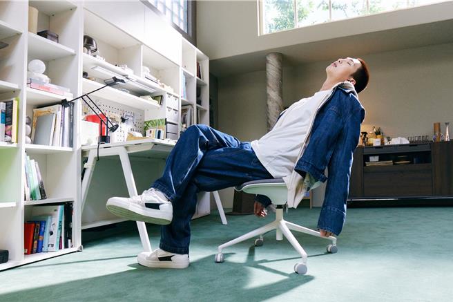 广告里RM不时出现的各种思考动作。（iloom提供）