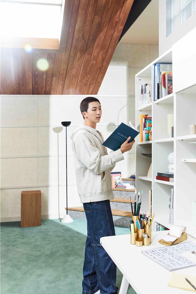 RM拍摄广告的书房，将在台湾展出。（iloom提供）