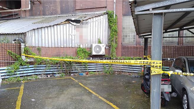 警方趕抵現場，拉設封鎖線，調查墜樓原因。（民眾提供）