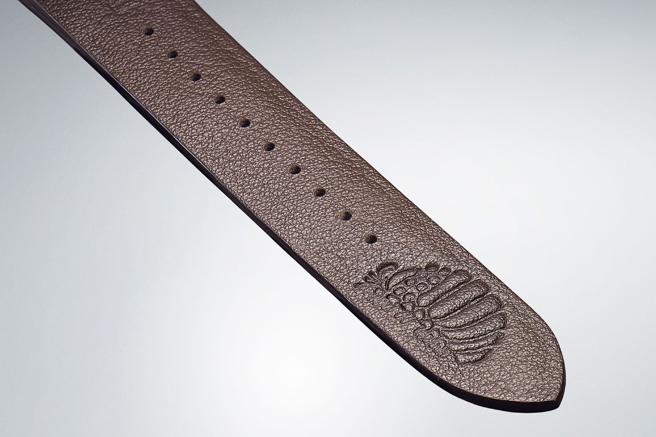 SEIKO《風之谷》聯名表的藍色表冠為王蟲冷靜時的眼睛，表帶也有王蟲壓印。（SEIKO提供）