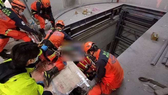 新北市淡水區新春路一處工地今天上午近11時許再傳工安意外。（圖 / 劉詠韻翻攝）