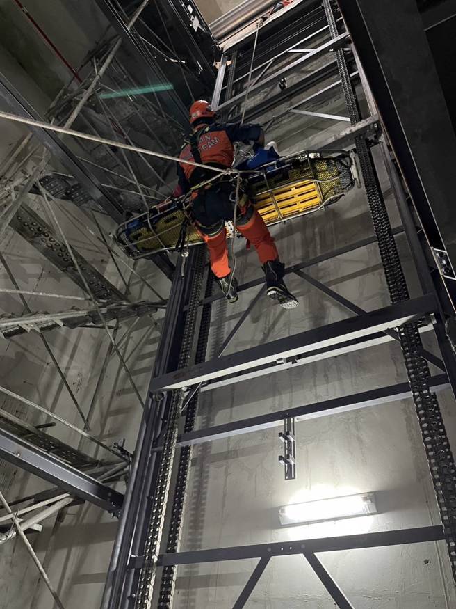 警消獲報抵達現場，發現工地非常狹窄，僅能容納一人通行。（圖 / 劉詠韻翻攝）