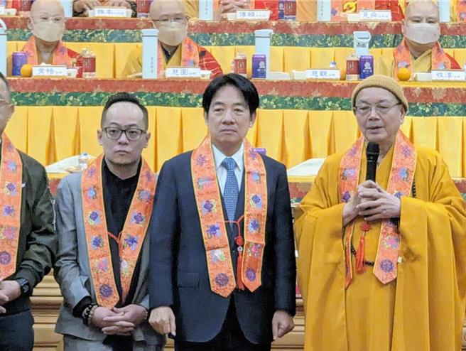 总统当选人赖清德（中）出席中国佛教会在基隆市月眉山灵泉禅寺举办的「仁王护国息灾祈福大法会」，强调他将会推行仁政、造福人民。（张志康摄）