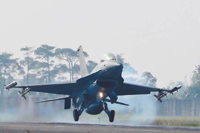 謎團揭曉！花蓮上午3聲「爆炸巨響」嚇壞民眾，空軍這樣解釋；圖為F-16戰機。(中時資料庫)