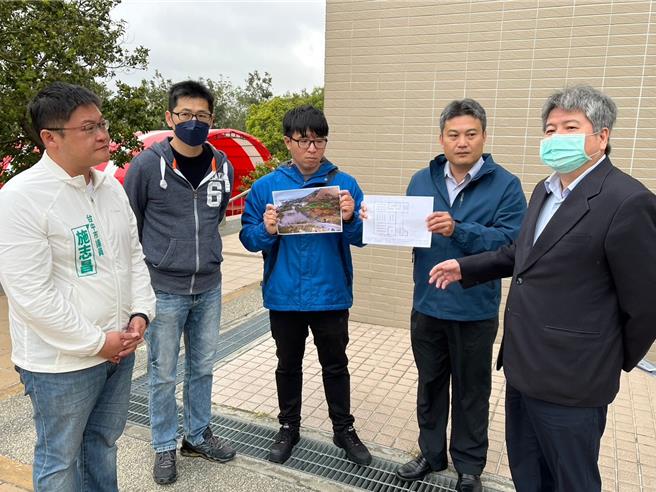 市议员施志昌27日邀集台中市生命礼仪管理处至大甲殡仪馆会勘。（陈淑娥摄）