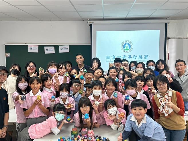 國立台東高商與國立台東大學附設實驗國民小學合作舉辦美感教育營隊。（台東高商提供／蔡旻妤台東傳真）