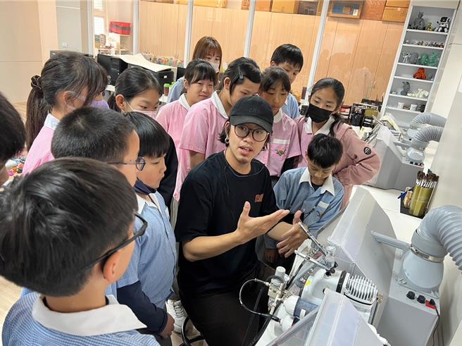 國立台東高商與國立台東大學附設實驗國民小學合作舉辦美感教育營隊。（台東高商提供／蔡旻妤台東傳真）