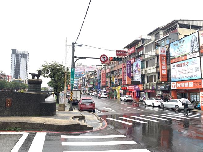 一名詹姓男子凌晨在基隆市區道路開車，時速飆破100，遭裁罰8000元、吊扣牌照6個月。而詹男質疑取締方式有瑕疵，不服處分並提告。但法官審理後認定監理單位裁處無誤，駁回告訴，詹男仍表不服繼續上訴。圖為仁一路。（徐佑昇攝）