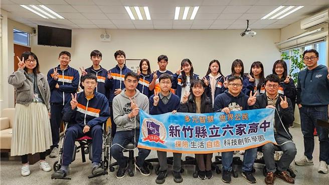 113年大学学测成绩27日公布，新竹县立六家高中整体表现突出，校长江月媚（前排右三）与学测四科总和成绩达顶标学生合影。（六家高中提供／罗浚滨新竹传真）