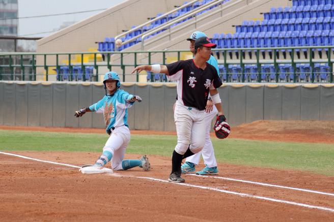 谷保家商游击手叶弘仁（左）在2局下关键安打助队先驰得点。（学生棒联提供）
