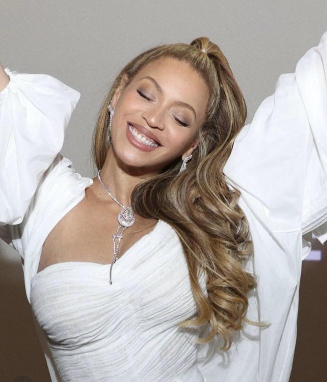 碧昂丝戴De Beers黄钻项炼，展现新风貌。（De Beers提供）